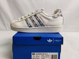 Baskets adidas Superstar blanches et bleues