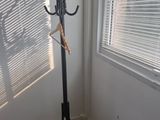 une photo d'un porte-manteau dans un coin d'une pièce
