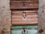 de nombreuses valises empilées les unes sur les autres sur une table