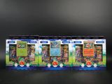 Quatre cartes à collectionner Pokémon sont alignées les unes à côté des autres sur une surface noire.