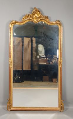 Grand miroir de cheminée, en bois et stuc doré, fronton à dé… - Photo 1