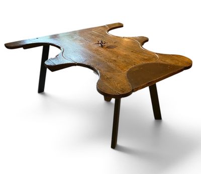 une table en bois ornée d'un motif en forme de guitare