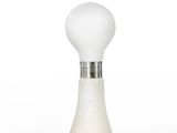 un gros plan d'une ampoule blanche sur fond blanc