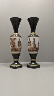 deux vases posés sur une table