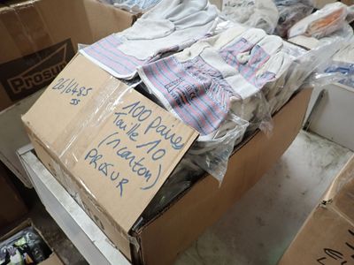 une boîte remplie de vêtements posée sur une table dans une pièce
