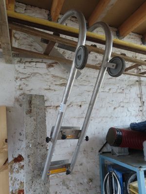 une échelle fixée au mur d'une pièce