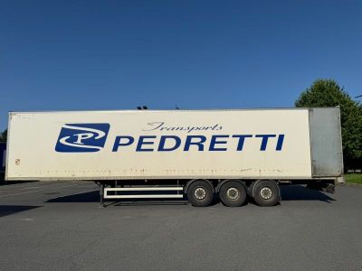 un camion semi-remorque garé dans un parking