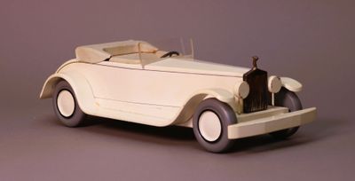 une voiture jouet posée sur une table