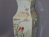 un vase avec un oiseau posé sur une table
