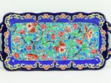 une image représentant un plateau bleu orné d'un motif floral