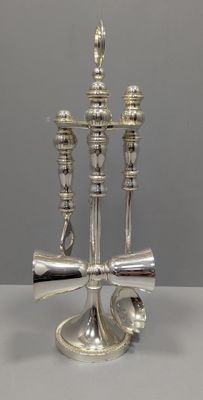 un chandelier en argent avec trois bougies