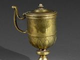 une coupe en or posée sur une table
