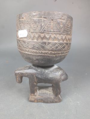 un petit bol posé sur un socle en bois