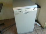 un lave-vaisselle blanc dans une cuisine sale