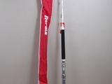 un parapluie rouge et blanc et une batte de baseball noire et blanche