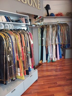 une photo d'une boutique de vêtements avec des articles exposés