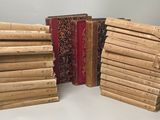 plusieurs vieux livres empilés sur une table
