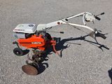 une petite machine posée sur le sol