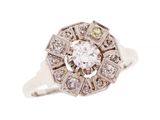 gros plan d'une bague en diamant sur fond blanc