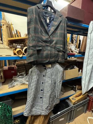 un costume et une cravate sur un mannequin dans une boutique