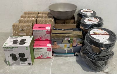beaucoup d'objets posés sur le sol
