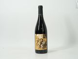 une photo d'une bouteille de vin posée sur une surface blanche