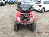 une photo d'un quad rouge garé sur un parking