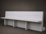un banc blanc posé au milieu d'une pièce