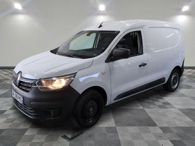 la camionnette blanche est garée sur un sol carrelé en damier