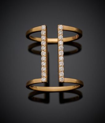 une paire de bagues en or serties de diamants sur fond noir