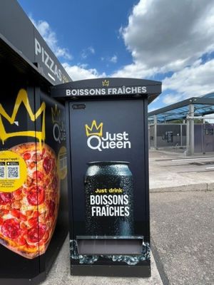 une boîte à pizza ornée d'une couronne, à côté d'une poubelle