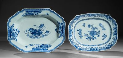 une paire d'assiettes bleues et blanches ornées de fleurs, posées sur une table