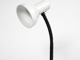 une image représentant une lampe de bureau blanche posée sur une surface blanche
