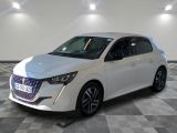 la voiture blanche est garée sur le sol à carreaux d'une pièce