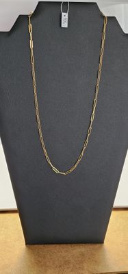 gros plan d'un collier sur un mannequin posé sur une table