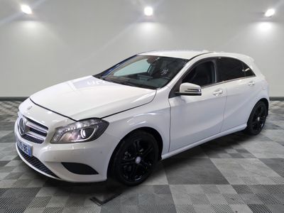 la classe b de la mercedes est garée sur un sol en damier