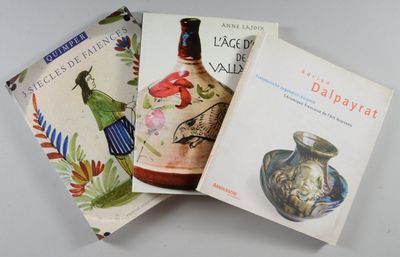 trois livres posés sur une table