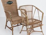une paire de fauteuils en osier avec accoudoirs et dossier, sur fond blanc