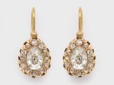 une image d'une paire de boucles d'oreilles en or et diamants