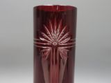 un vase en verre rouge orné d'un motif en forme d'étoile