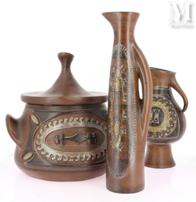 trois vases placés l'un à côté de l'autre