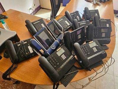 beaucoup de téléphones posés sur la table du bureau
