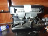 une machine à café posée sur une table