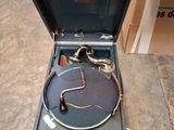 une valise posée par terre, contenant un tourne-disque
