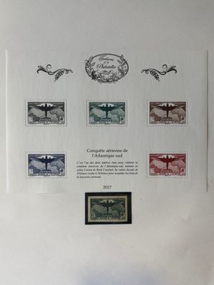 une photo d'une photo montrant des timbres accrochés au mur