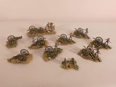 de nombreuses figurines de différents types et tailles sur la table