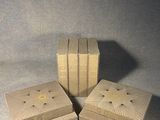 Trois boîtes en bois sont empilées les unes sur les autres sur une table