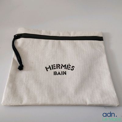 un gros plan d'un sac blanc orné d'un logo