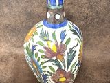 un vase orné d'un motif floral, posé sur une table