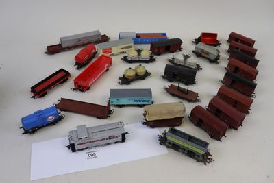 beaucoup de petits trains miniatures posés sur une table